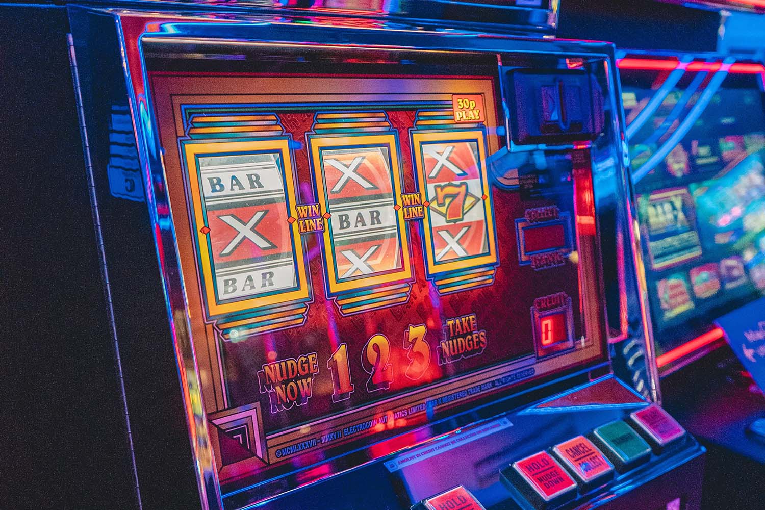 What are the advantages of playing slot machines without downloading